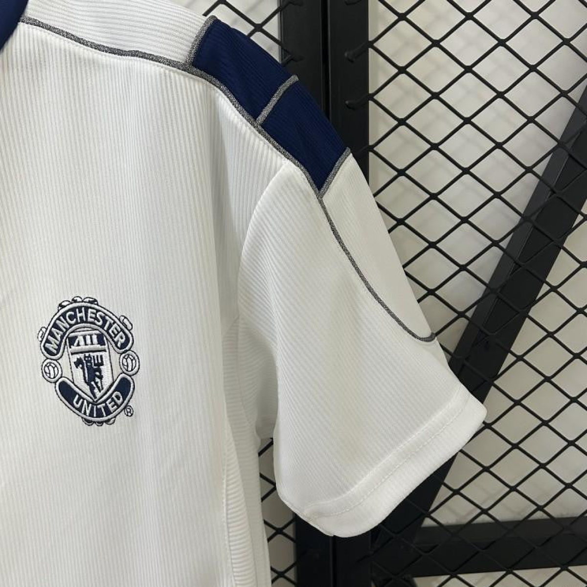 00/01 Retro Manchester United Away Jersey